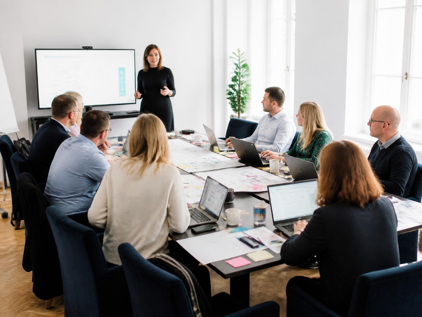 Sesión de formación práctica de IA con un equipo de trabajo